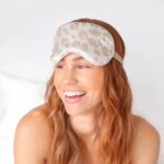 Frau mit Satin-Schlafmaske Leopard