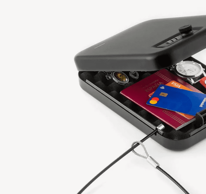 Tragbarer Safe mit Sicherheitskabel, gefüllt mit Uhr, Pass und Kreditkarten, Schwarz