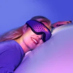 Frau Schlächt glücklich mit einer Manta Pro Schlafmaske
