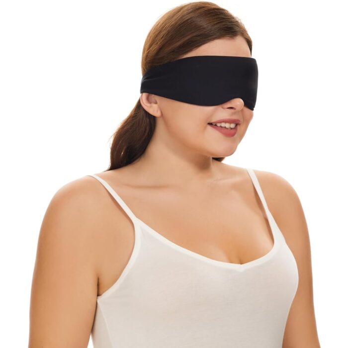 Frau mit schwarzer Schlafmaske, die den bequemen Sitz und die weiche Verarbeitung unterstreicht.