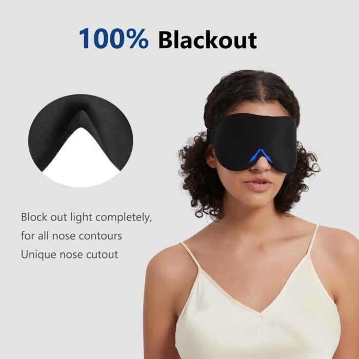 Frau trägt eine schwarze Schlafmaske mit 100% Lichtblockierung und speziellem Nasenausschnitt.