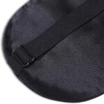 Nahaufnahme eines schwarzen Schlafmaskenbands mit verstellbarer Schnalle und hochwertigem Material.