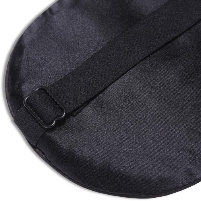 Nahaufnahme eines schwarzen Schlafmaskenbands mit verstellbarer Schnalle und hochwertigem Material.
