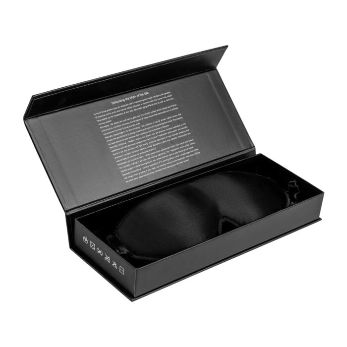 Alaska Bear Schlafmaske aus schwarzer Naturseide in einer edlen Geschenkbox verpackt.