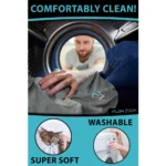 Eine Nahaufnahme zeigt eine Hand, die ein weiches graues Nackenkissen aus der Waschmaschine nimmt. Im Hintergrund schaut ein Mann durch die geöffnete Trommel. Unten links ein Bild einer schlafenden Katze auf einem Kissen als Symbol für Weichheit, rechts eine Hand, die eine Waschmaschine bedient, mit der Aufschrift „WASHABLE“.