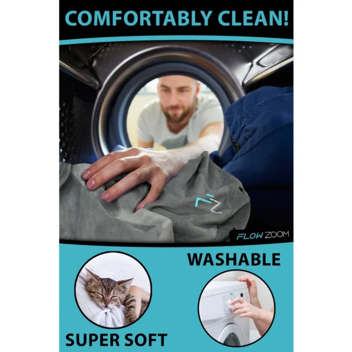 Eine Nahaufnahme zeigt eine Hand, die ein weiches graues Nackenkissen aus der Waschmaschine nimmt. Im Hintergrund schaut ein Mann durch die geöffnete Trommel. Unten links ein Bild einer schlafenden Katze auf einem Kissen als Symbol für Weichheit, rechts eine Hand, die eine Waschmaschine bedient, mit der Aufschrift „WASHABLE“.