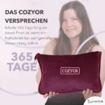 Eine lächelnde Frau hält ein weiches, dunkelrotes Kissen mit „Cozyor“-Logo. Text über eine 365-Tage-Garantie bei Nahtdefekten.