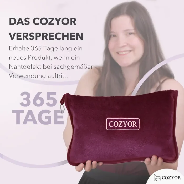 Eine lächelnde Frau hält ein weiches, dunkelrotes Kissen mit „Cozyor“-Logo. Text über eine 365-Tage-Garantie bei Nahtdefekten.