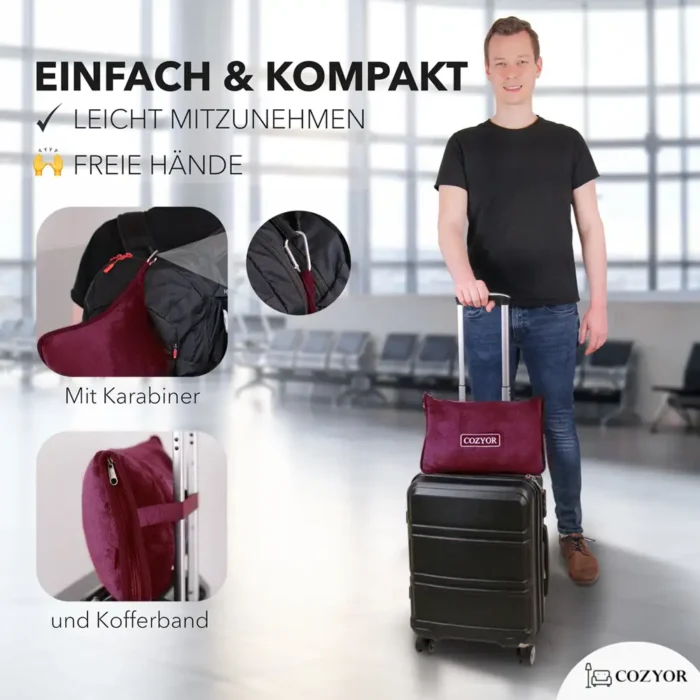 Ein Mann steht in einem Flughafen-Terminal und hält seinen Koffergriff. An seinem Koffer ist eine kompakte, dunkelrote Reisedecke in einer Hülle mit „COZYOR“-Aufschrift befestigt. Kleine Detailbilder zeigen alternative Tragemöglichkeiten: die Reisedecke am Rucksack befestigt und an einem Trolley-Griff fixiert. Der Hintergrund zeigt Sitzreihen und grosse Fenster des Flughafens.