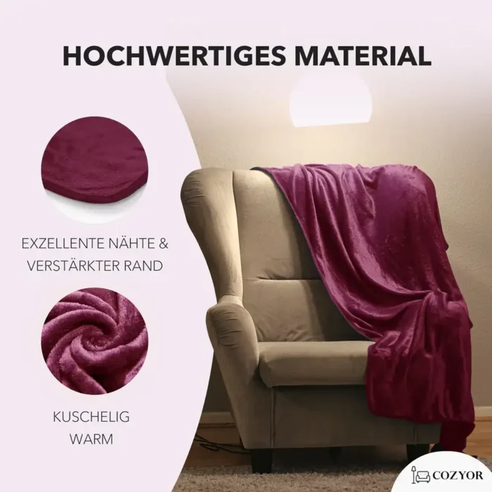 Eine weiche, dunkelrote Decke aus hochwertigem Material liegt über einem braunen Sessel. Links im Bild sind Nahaufnahmen der verstärkten Nähte und des flauschigen Stoffs zu sehen. Der Text hebt die Qualität und Wärme der Decke hervor.