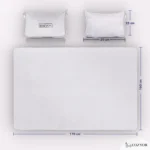 Eine zusammengefaltete Reisedecke in Kissenform mit den Massen 35 x 25 cm sowie die aufgeklappte Decke mit den Massen 170 x 100 cm. Die Masse sind in blauer Schrift markiert.