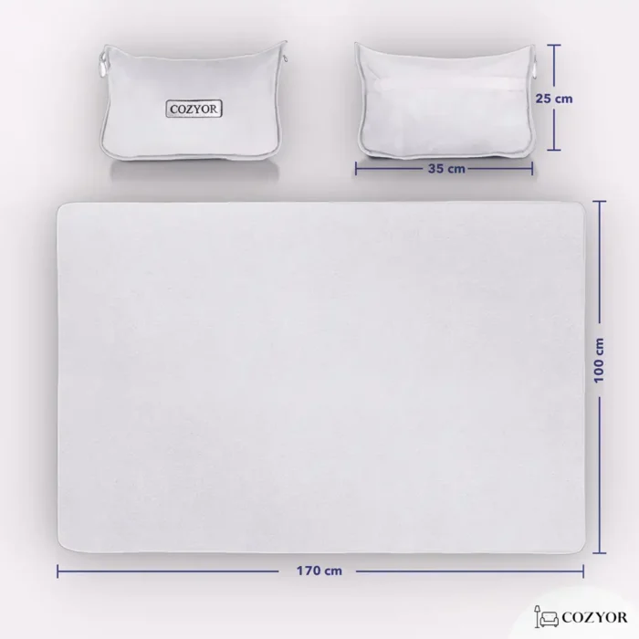 Eine zusammengefaltete Reisedecke in Kissenform mit den Massen 35 x 25 cm sowie die aufgeklappte Decke mit den Massen 170 x 100 cm. Die Masse sind in blauer Schrift markiert.