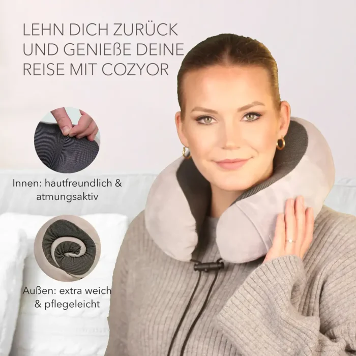Frau mit Reise Nackenkissen Memory Foam in Grau, mit hautfreundlichem, atmungsaktivem Innenmaterial und weicher, pflegeleichter Aussenseite.