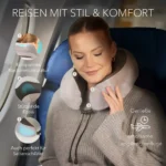 Frau mit grauem Reise Nackenkissen aus Memory Foam entspannt im Flugzeugsitz. Kleine Symbole zeigen stützende Form und Eignung für Seitenschläfer.