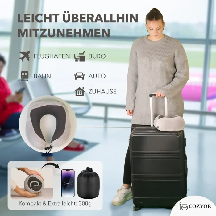 Frau mit Koffer am Flughafen, an dem ein graues Reise Nackenkissen Memory Foam befestigt ist. Eingeblendete Symbole zeigen verschiedene Einsatzorte: Flughafen, Büro, Bahn, Auto, Zuhause. Kleines Bild zeigt das zusammengerollte Kissen in einer Tasche.