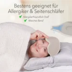 Schlafmaske und Ohrstöpsel für Allergiker und Seitenschläfer. Eine Person liegt auf der Seite, kuschelt sich in eine Decke und hebt leicht ihre beige Schlafmaske an. Oben rechts eine Nahaufnahme des 15° angewinkelten Designs.