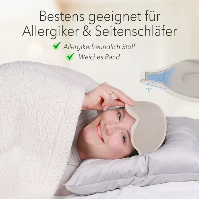 Schlafmaske und Ohrstöpsel für Allergiker und Seitenschläfer. Eine Person liegt auf der Seite, kuschelt sich in eine Decke und hebt leicht ihre beige Schlafmaske an. Oben rechts eine Nahaufnahme des 15° angewinkelten Designs.