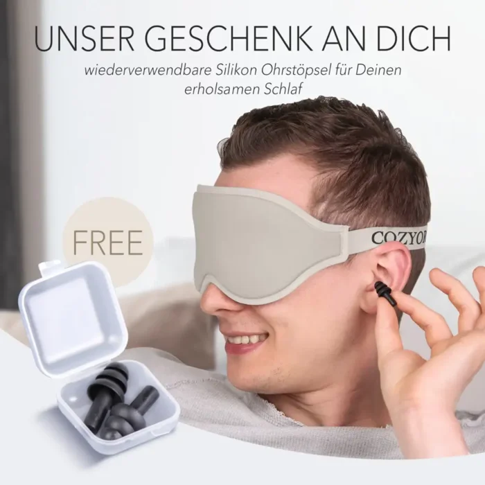 Schlafmaske und Ohrstöpsel im Set. Ein Mann trägt eine beige Schlafmaske und setzt sich ein Paar wiederverwendbare Silikon-Ohrstöpsel ein, während eine geöffnete Aufbewahrungsbox mit weiteren Ohrstöpseln zu sehen ist.