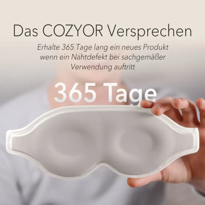Schlafmaske und Ohrstöpsel mit 365-Tage-Garantie. Eine Hand hält eine beige Schlafmaske mit ergonomischer Form, während im Hintergrund ein verschwommener Mensch zu sehen ist.