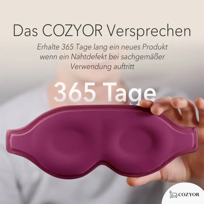 Schlafmaske und Ohrstöpsel mit 365-Tage-Garantie. Eine Hand hält eine dunkelrote Schlafmaske mit ergonomischer Form, während im Hintergrund ein verschwommener Mensch zu sehen ist.