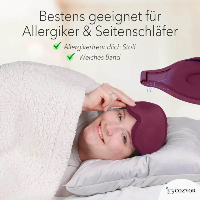 Schlafmaske und Ohrstöpsel für Allergiker und Seitenschläfer. Eine Person liegt auf der Seite, kuschelt sich in eine Decke und hebt leicht ihre dunkelrote Schlafmaske an. Oben rechts eine Nahaufnahme des 15° angewinkelten Designs.