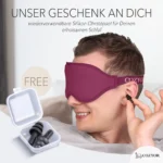 Schlafmaske und Ohrstöpsel im Set. Ein Mann trägt eine dunkelrote Schlafmaske und setzt sich ein Paar wiederverwendbare Silikon-Ohrstöpsel ein, während eine geöffnete Aufbewahrungsbox mit weiteren Ohrstöpseln zu sehen ist.