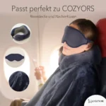 Schlafmaske und Ohrstöpsel für entspanntes Reisen. Eine Person schläft im Flugzeug mit einer schwarzen Schlafmaske, einem Nackenkissen und einer weichen Reisedecke. Kleine Kreise zeigen Nahaufnahmen der Materialien und des Zubehörs.