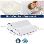 Ein weisses Memory Foam Reisekissen mit blauer Umrandung wird mit seinen ergonomischen Massen dargestellt. Oben links ist eine Nahaufnahme der Memory-Foam-Struktur, oben rechts schläft eine Frau entspannt auf dem Kissen. Garantiesiegel für 30 Tage Geld-zurück und 5 Jahre Garantie sind unten abgebildet.