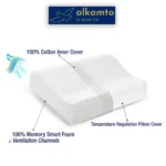 Ein weisses Memory Foam Reisekissen mit Belüftungskanälen wird in zwei Hälften dargestellt: links mit einem Baumwoll-Innenbezug, rechts mit einem temperaturregulierenden Kissenbezug. Oben ist das "alkamto" Logo zu sehen.