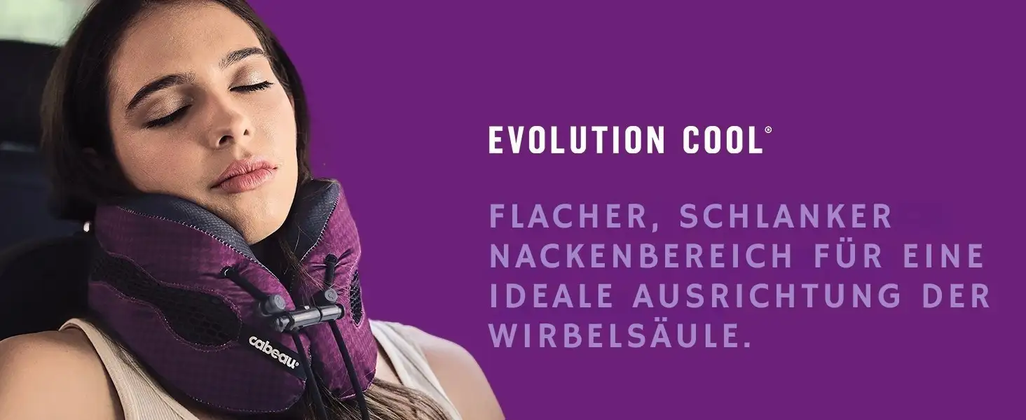 Frau schläft entspannt mit dem Cabeau Evolution Cool Nackenkissen im Auto – mit flachem, schlankem Nackenbereich für optimale Wirbelsäulenausrichtung.