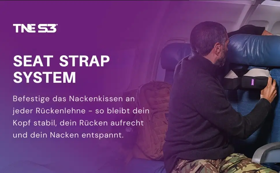 Mann befestigt das Nackenkissen an der Rückenlehne im Flugzeug mit dem Seat Strap System für ergonomische Sitzhaltung.