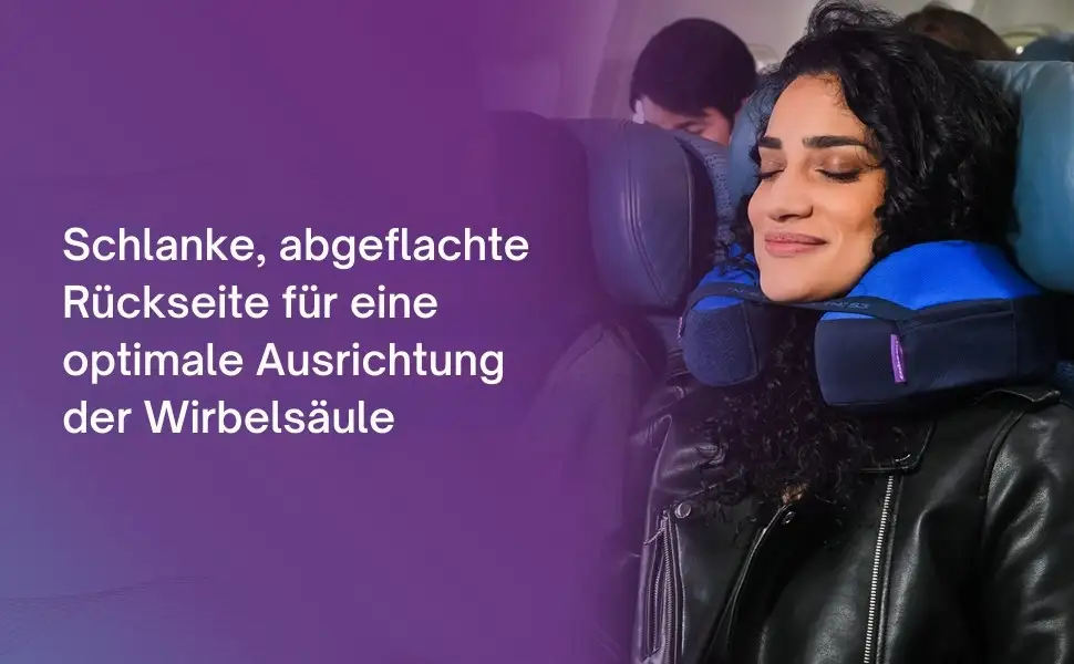 Frau entspannt im Flugzeug mit ergonomischem Nackenkissen und abgeflachter Rückseite zur optimalen Ausrichtung der Wirbelsäule.