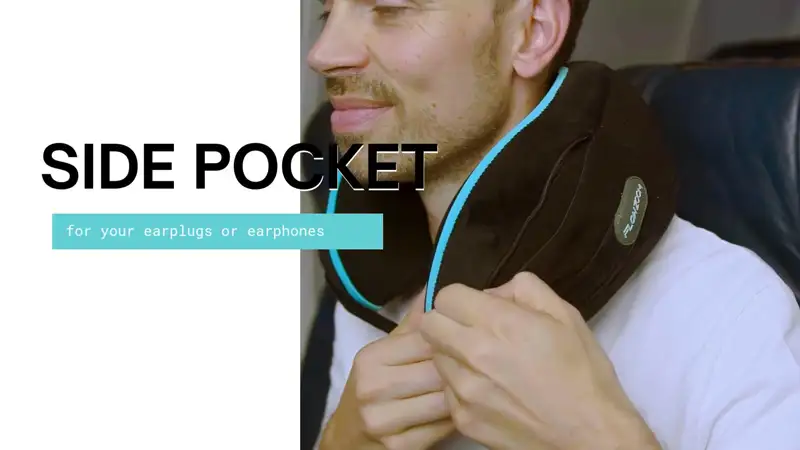Mann sitzt im Flugzeugsitz und trägt das Flowzoom Dreamer Pro Nackenkissen in Schwarz mit blauen Akzenten. Er schliesst gerade den Klettverschluss des Kissens. Im Bildtext steht: „Side Pocket – for your earplugs or earphones“, wobei auf die seitliche Tasche für Ohrstöpsel oder Kopfhörer hingewiesen wird.