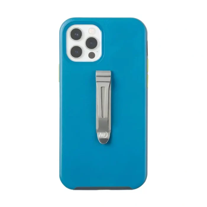 Smartphone mit blauer Hülle und befestigtem Gürtelclip auf der Rückseite vor weissem Hintergrund.