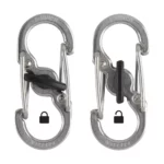 Zwei silberne Karabiner Schlüsselanhänger mit Doppelverschluss im Vergleich: links im geschlossenen, rechts im offenen Zustand, jeweils mit Schloss-Symbol dargestellt.