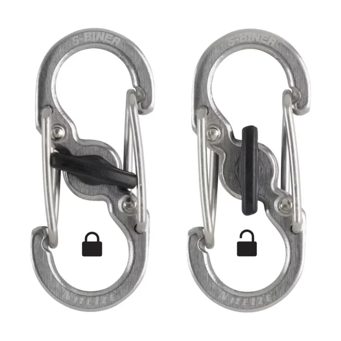 Zwei silberne Karabiner Schlüsselanhänger mit Doppelverschluss im Vergleich: links im geschlossenen, rechts im offenen Zustand, jeweils mit Schloss-Symbol dargestellt.