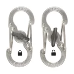 Zwei silberne Schlüssel Karabiner mit schwarzem Verriegelungsmechanismus im Vergleich: links im geschlossenen Zustand mit Schloss-Symbol, rechts geöffnet mit offenem Schloss-Symbol.