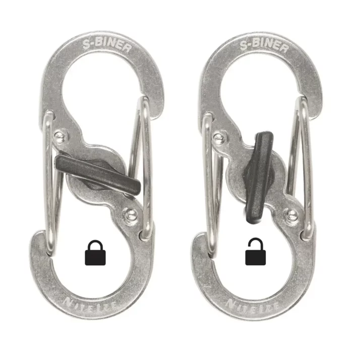 Zwei silberne Schlüssel Karabiner mit schwarzem Verriegelungsmechanismus im Vergleich: links im geschlossenen Zustand mit Schloss-Symbol, rechts geöffnet mit offenem Schloss-Symbol.