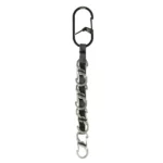 Schlüssel Karabiner mit schwarzem Hauptkarabiner und fünf kleinen silbernen Karabinern an einem schwarzen Gurtband vor weissem Hintergrund.