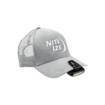 Graue Baseball-Cap mit aufgesticktem Nite Ize Logo, an der Krempe ist eine kompakte Clip Lampe befestigt.