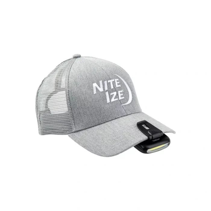 Graue Baseball-Cap mit aufgesticktem Nite Ize Logo, an der Krempe ist eine kompakte Clip Lampe befestigt.
