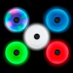 Fünf runde LED-Lichter von Nite Ize leuchten in verschiedenen Farben – bunt, blau, weiss, grün und rot – vor schwarzem Hintergrund.