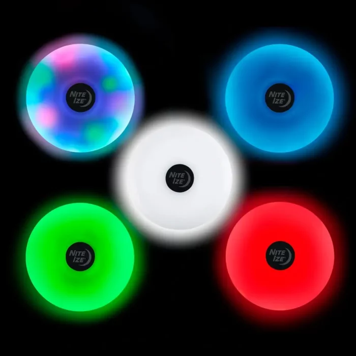 Fünf runde LED-Lichter von Nite Ize leuchten in verschiedenen Farben – bunt, blau, weiss, grün und rot – vor schwarzem Hintergrund.