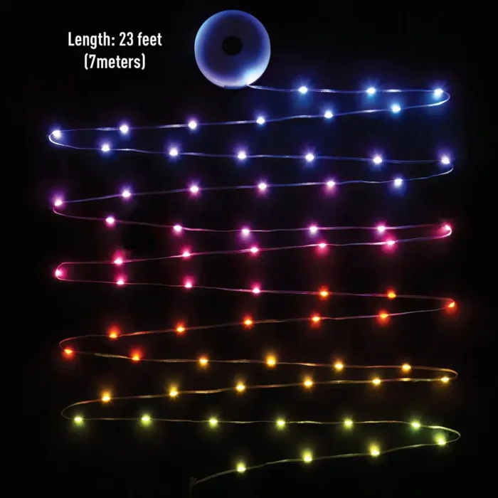 Outdoor-Lichterkette mit bunten LEDs in verschiedenen Farben (blau, lila, pink, orange, gelb, grün) auf einer Länge von 7 Metern auf dunklem Hintergrund ausgebreitet.