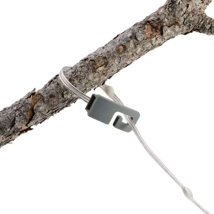 Praktischer Hakenclip befestigt eine LED-Lichterkette sicher an einem Ast – ideal für Outdoor-Dekoration beim Camping oder im Garten.