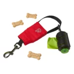 Rotes Nite Ize Hunde-Set mit Leckerlibeutel, Kotbeutelspender mit grünen Beuteln und drei Knochen-förmigen Hundekeksen.