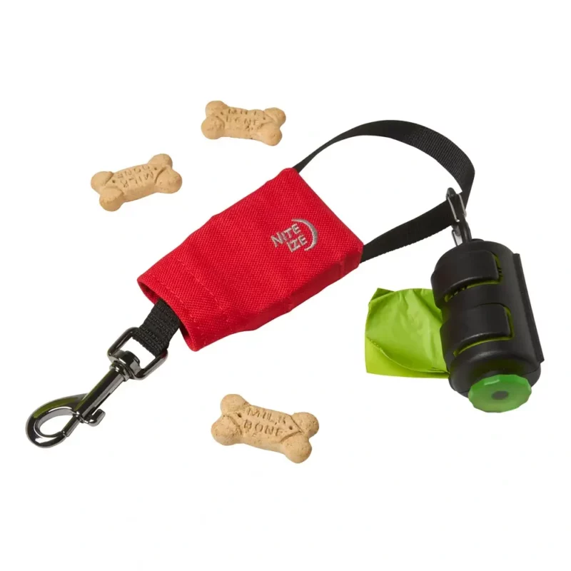 Rotes Nite Ize Hunde-Set mit Leckerlibeutel, Kotbeutelspender mit grünen Beuteln und drei Knochen-förmigen Hundekeksen.