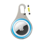 Nahaufnahme einer silbernen Hunde Tracker Halterung mit integriertem Karabiner und AirTag – der Verschlussmechanismus ist durch ein Pfeilsymbol mit Schloss-Icons erklärt.