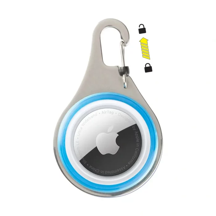 Nahaufnahme einer silbernen Hunde Tracker Halterung mit integriertem Karabiner und AirTag – der Verschlussmechanismus ist durch ein Pfeilsymbol mit Schloss-Icons erklärt.
