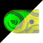 Der Reflektor ist im Bild halb im Tagesmodus (rechts) und halb im Nachtmodus (links) zu sehen, bei dem das grüne Licht deutlich leuchtet.